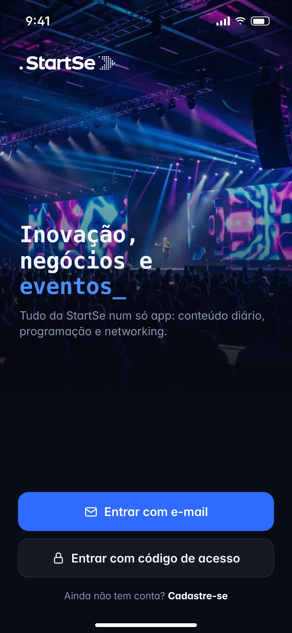 Login do app StartSe com foto de palco de evento e entrada por e-mail ou código de acesso