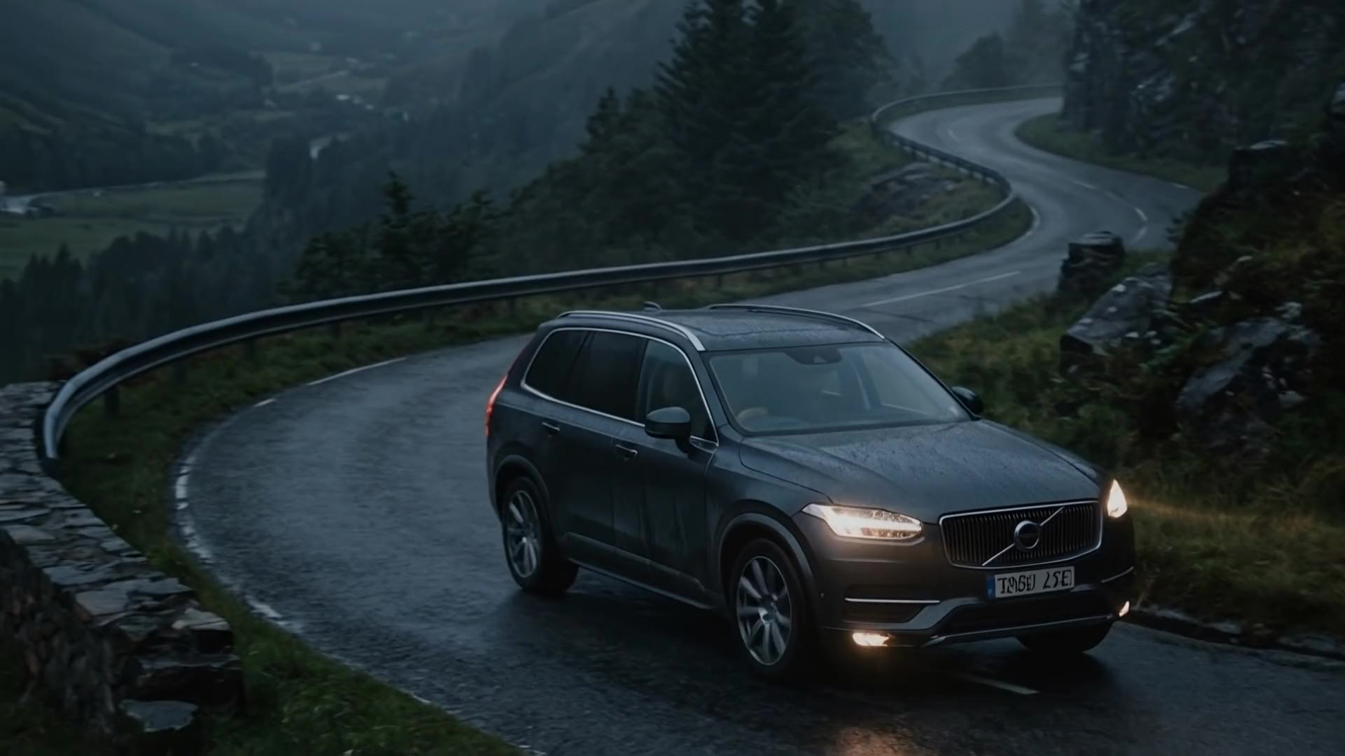 Um Volvo de faróis acesos percorre devagar uma estrada de montanha molhada, com neblina no vale.