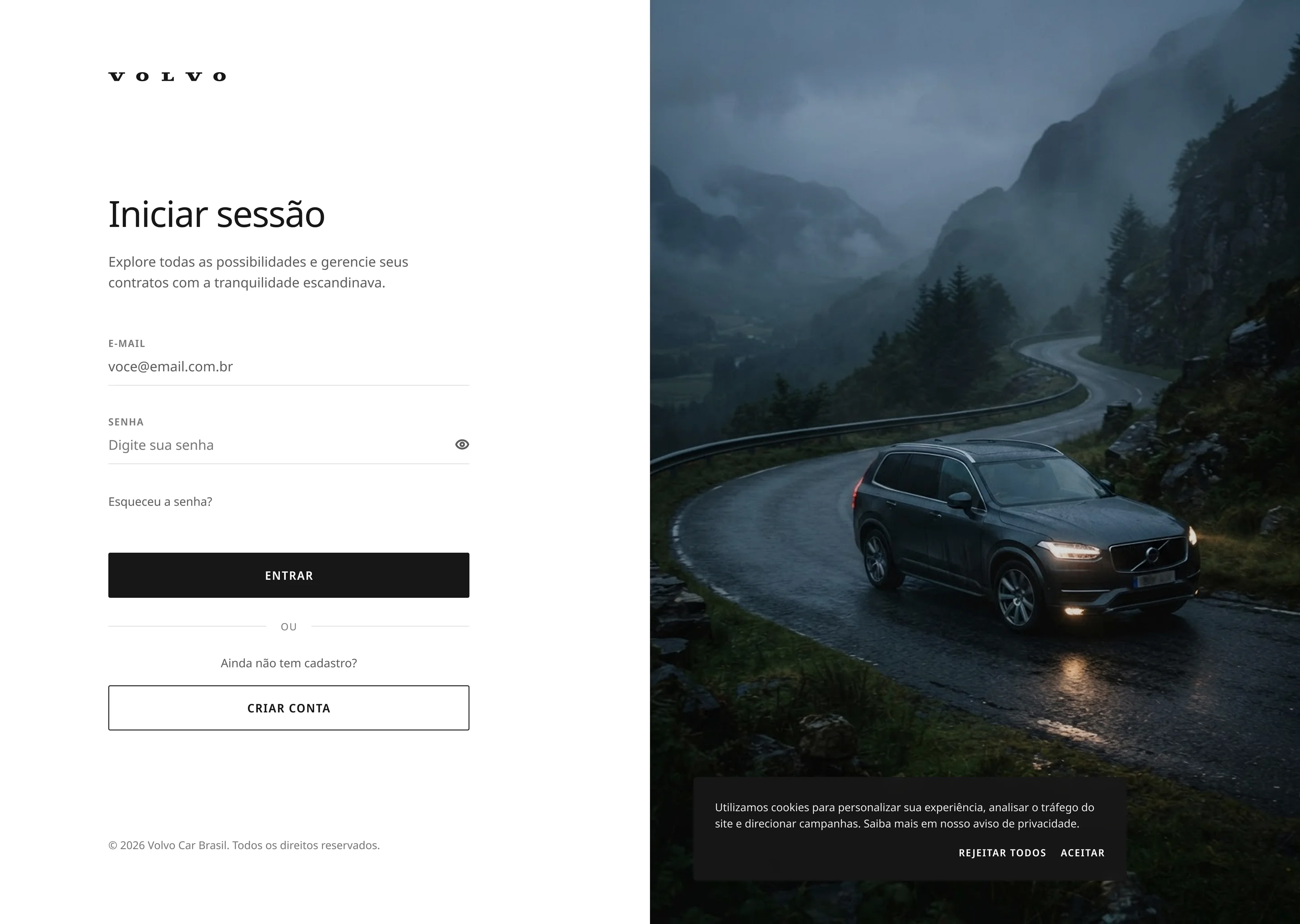 Tela de acesso do portal: e-mail, senha, recuperação de senha e criação de conta, ao lado da fotografia de um Volvo em uma estrada de montanha