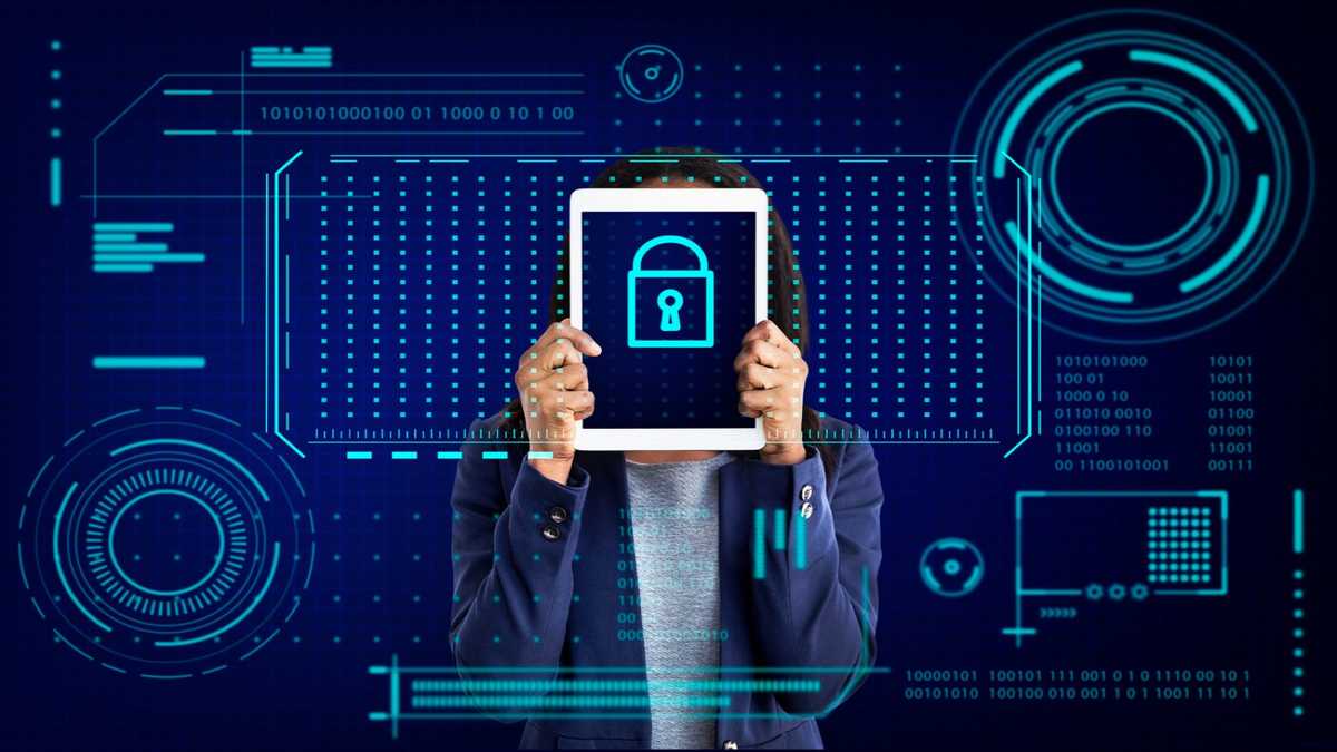 Pessoa segurando tablet com ícone de cadeado em interface digital